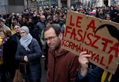 Szivárványos forradalom: a Szabadság híd lezárása után a Petőfi hídra vonultak a tüntetők