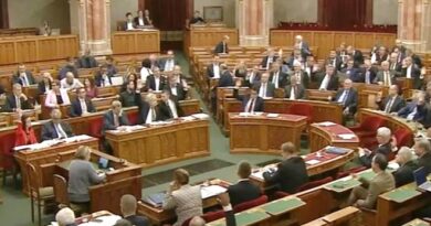 Rákapcsolt a kormány: Rendkívüli ülést sürget Ruff Bálint