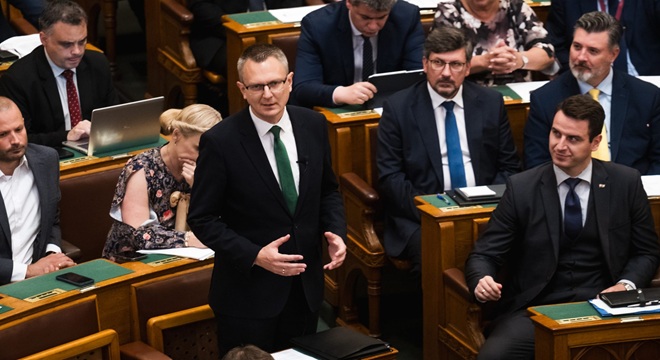 Rétvári Bence szerint alibi volt a kihelyezett kormányülés a Pride miatt