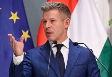 Magyar Péter a telefonját lengette a parlamentben: a volt főügyész leírta, mi történt